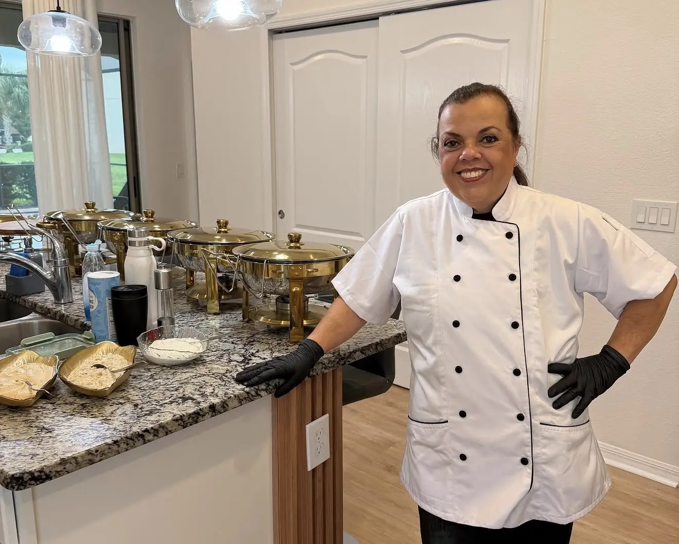 Helena preparando um serviço de catering em Orlando