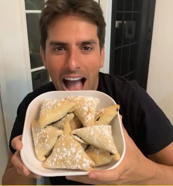 Rodrigo Branco com um prato de doces da Helena’s Gourmet