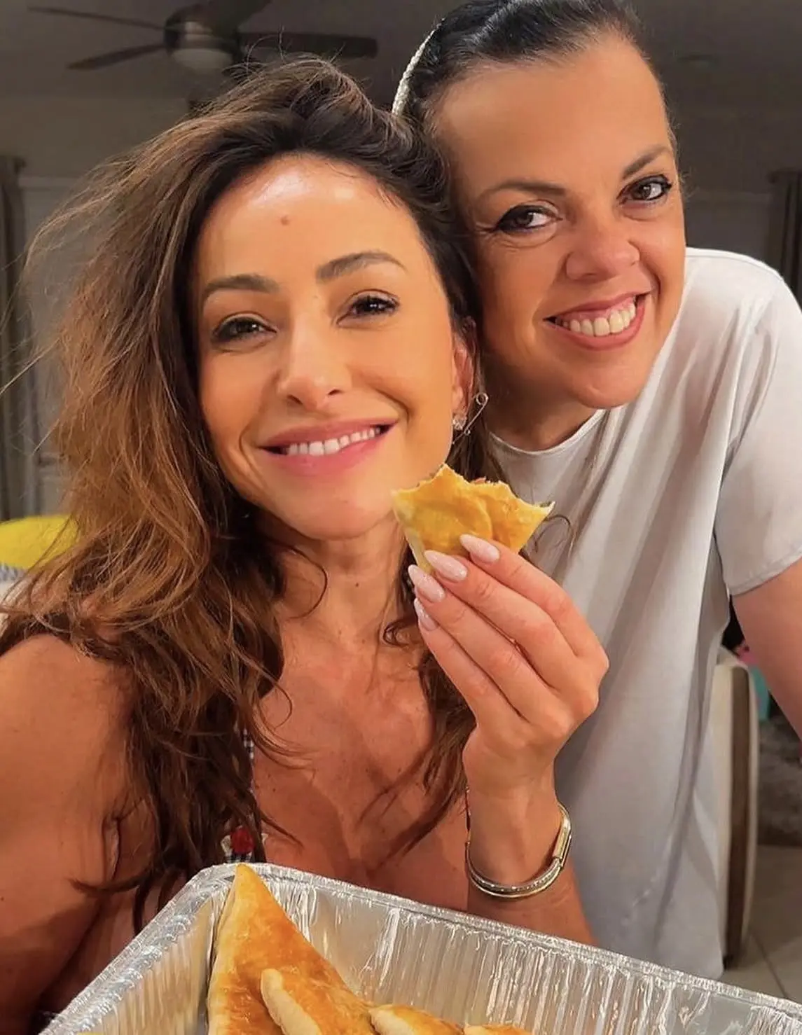 Sabrina Sato com uma esfiha da Helena’s Gourmet
