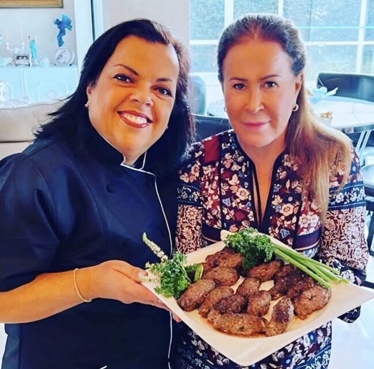 Helena e Zilu Camargo com um prato preparado pela Helena